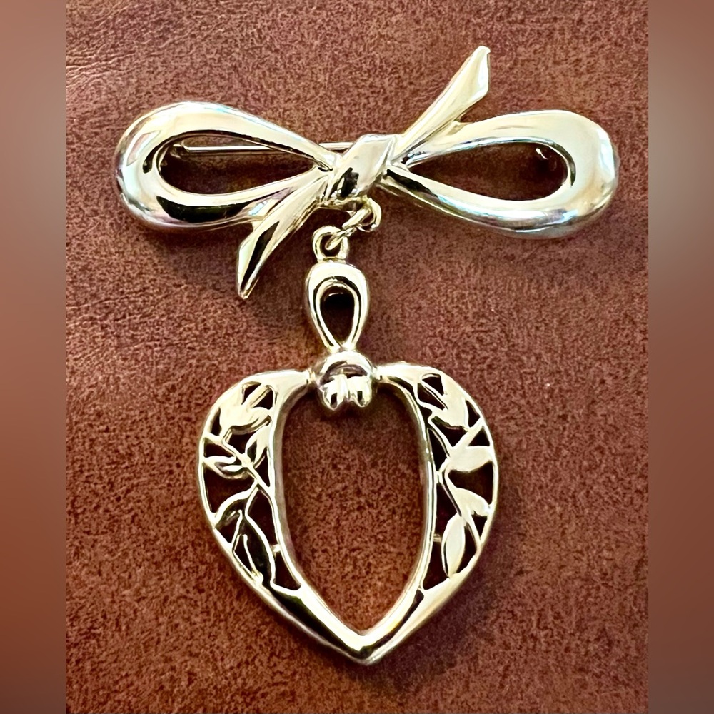 Vintage Elegant Gold-Tone Bow and Heart Brooch